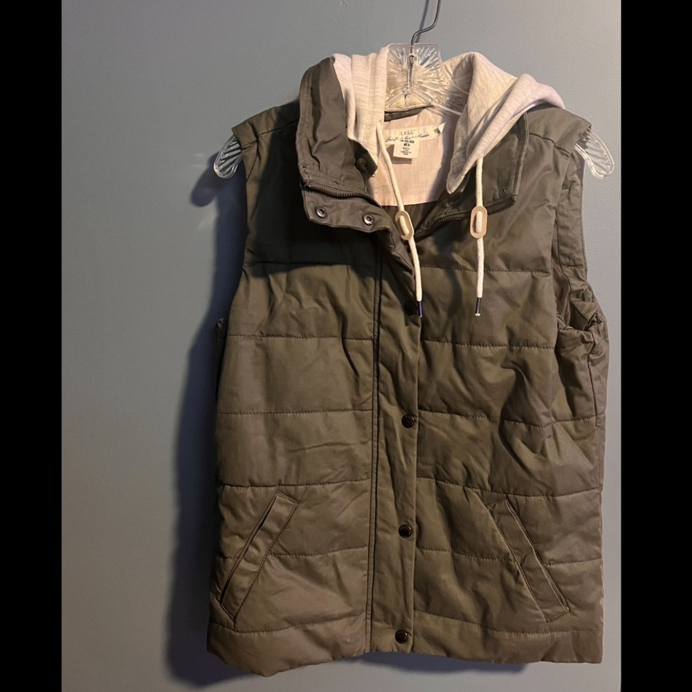💙 H&M olive green vest with cream hood